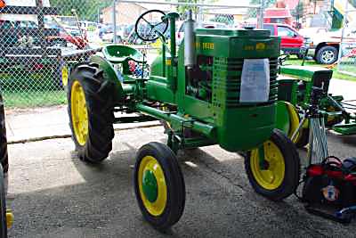 Antique Tractor Show - John Deere 1941 LA